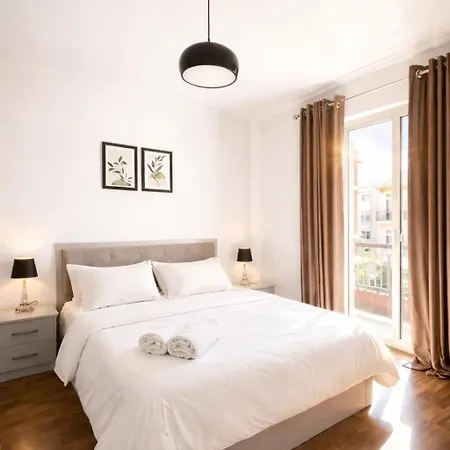 Modern In The Heart Of טיראנה